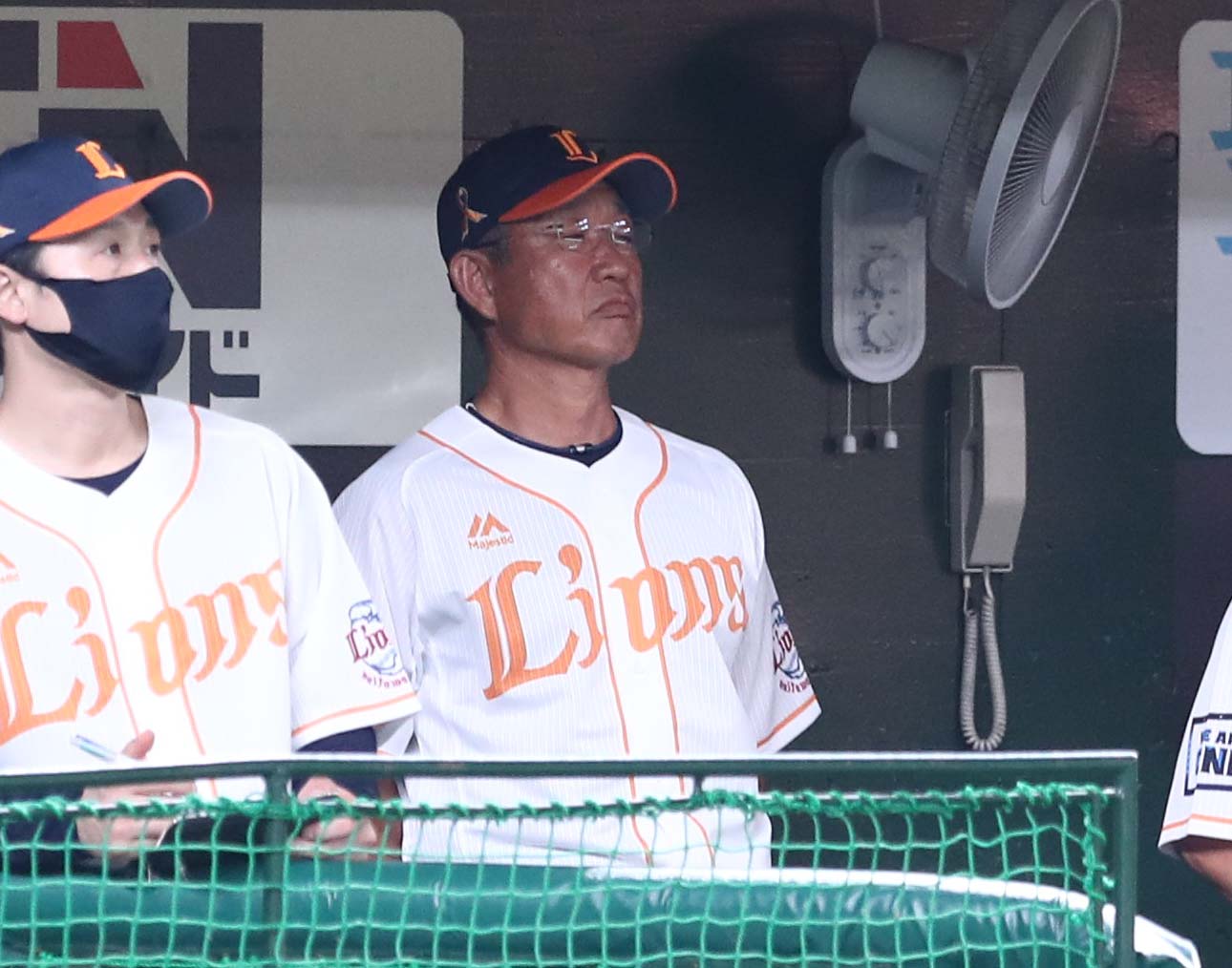 西武対日本ハム　ベンチで渋い表情の辻監督（撮影・黒川智章）