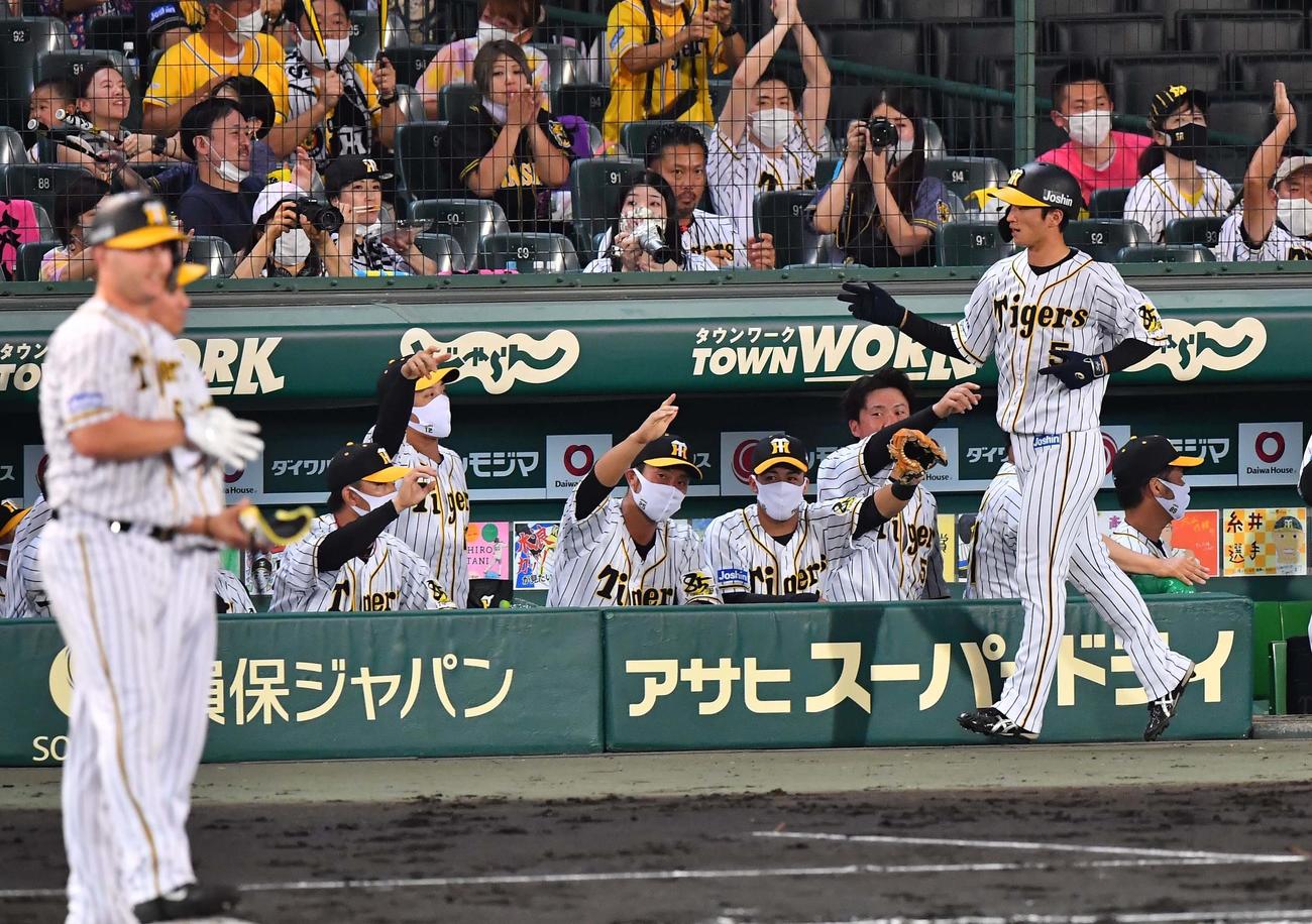 阪神対中日　3回裏阪神2死一、二塁、サンズの右前勝ち越し適時打で生還する近本（撮影・上田博志）