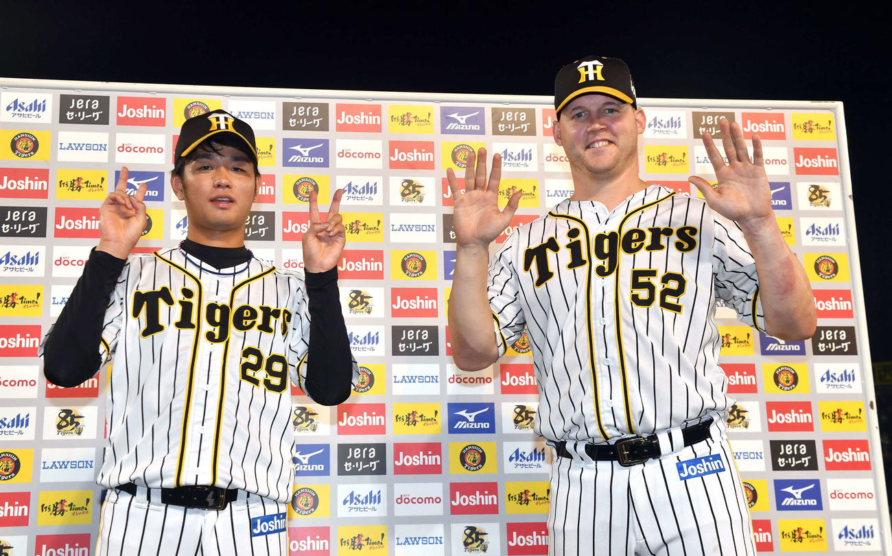 阪神対中日　ヒーローインタビューを終え、ポーズを決める高橋（左）とサンズ