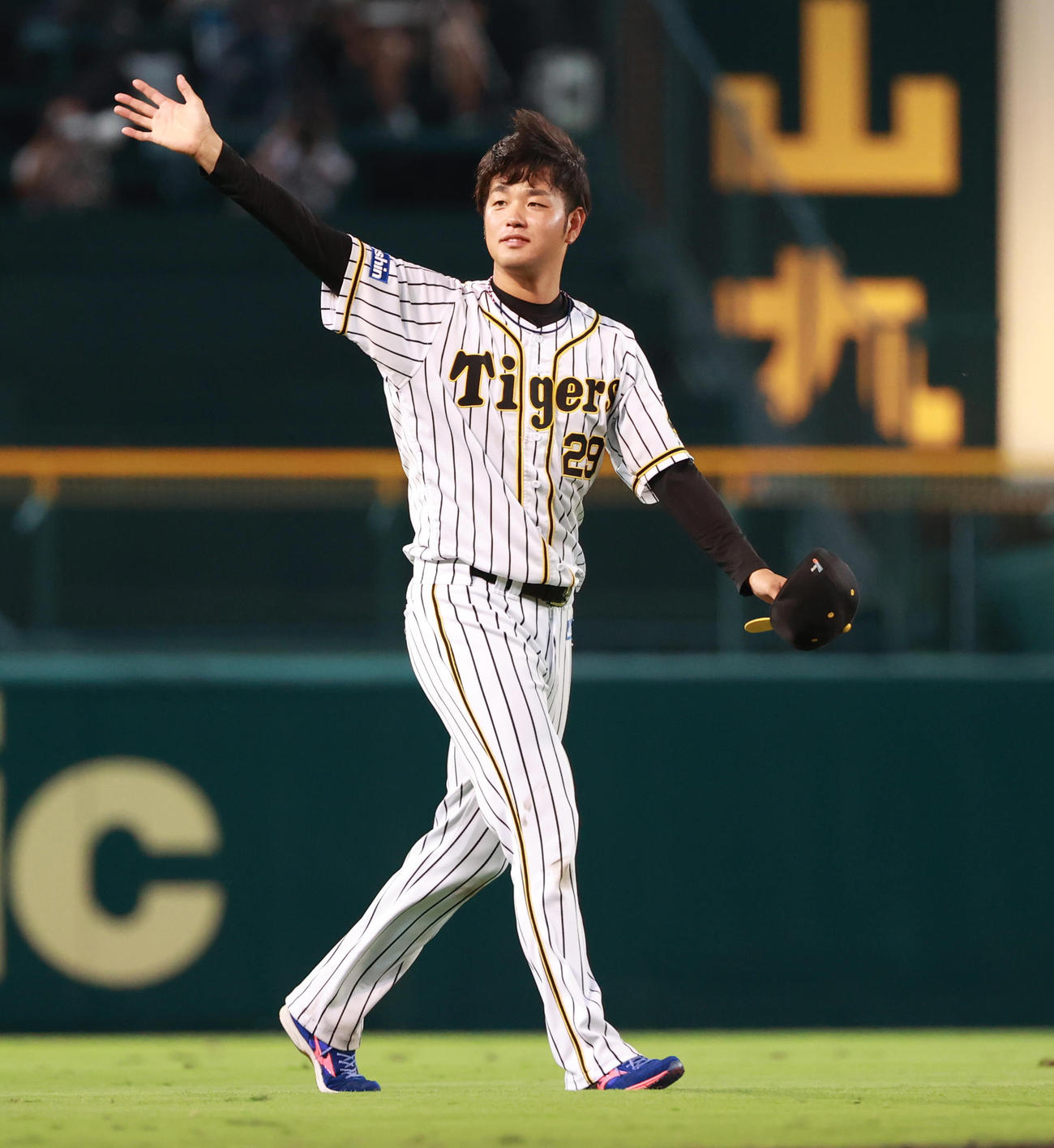 阪神対中日　8回1失点で今季2勝目をあげファンにあいさつする高橋遥人（撮影・清水貴仁）＝