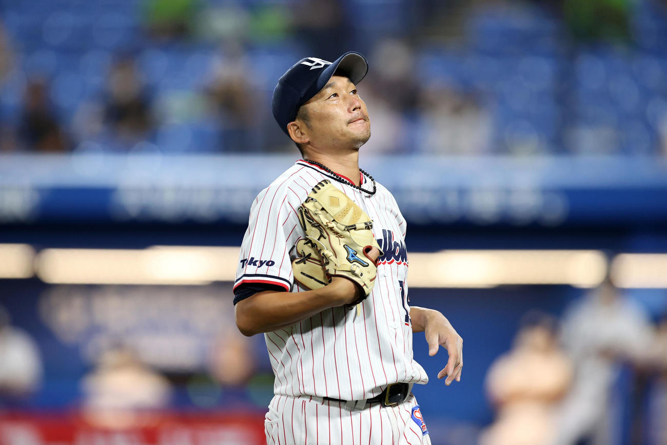 ヤクルト対巨人　5回表巨人1死一、二塁、ウィーラーに中前適時打を許し、本塁カバーに入りながら悔しそうに天を仰ぐ石川（撮影・浅見桂子）