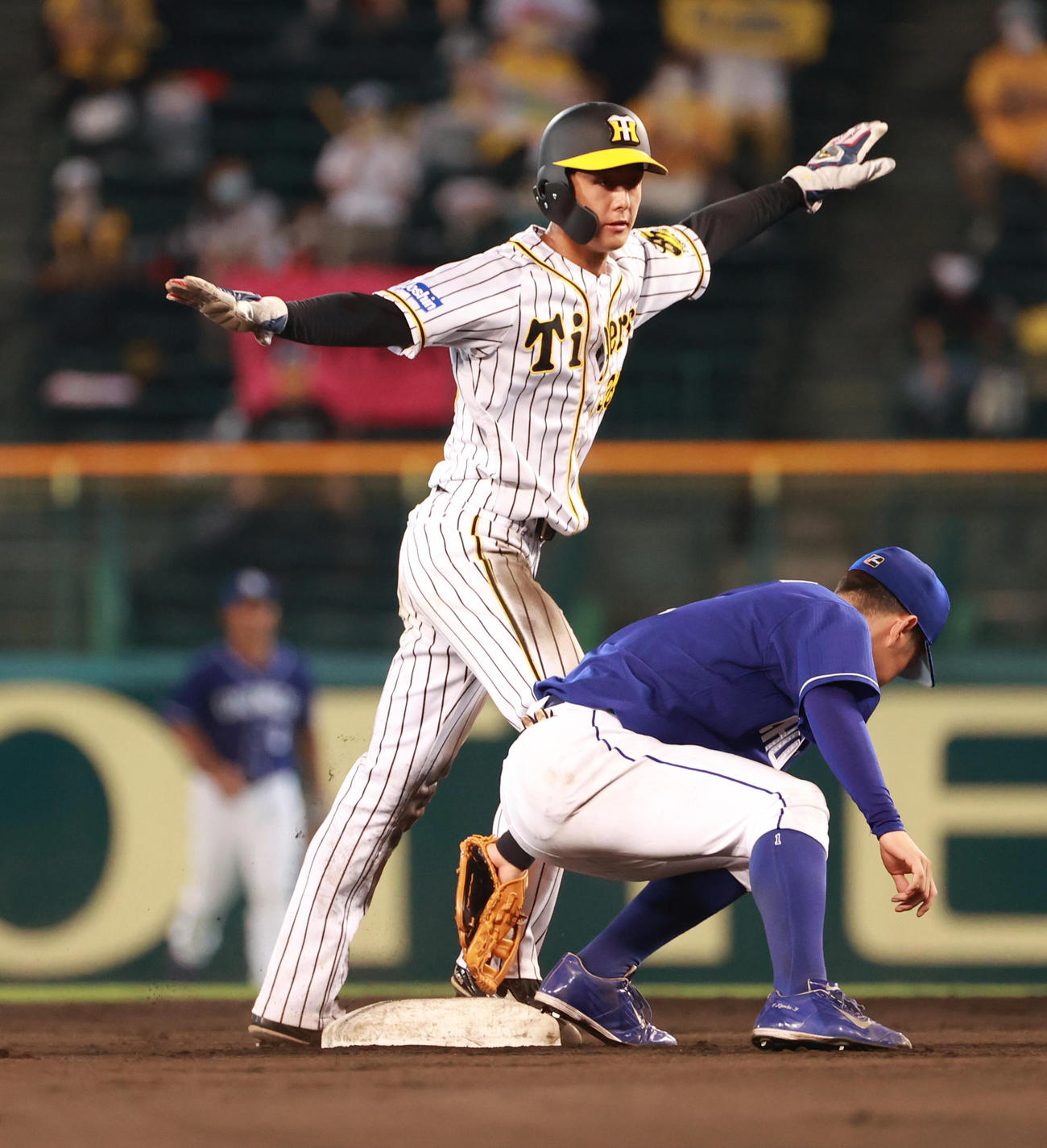 阪神対中日　8回裏阪神2死一塁、打者梅野隆太郎の時にけん制に飛び出すも一塁送球に迷いなく二盗を決める小幡竜平（撮影・清水貴仁）
