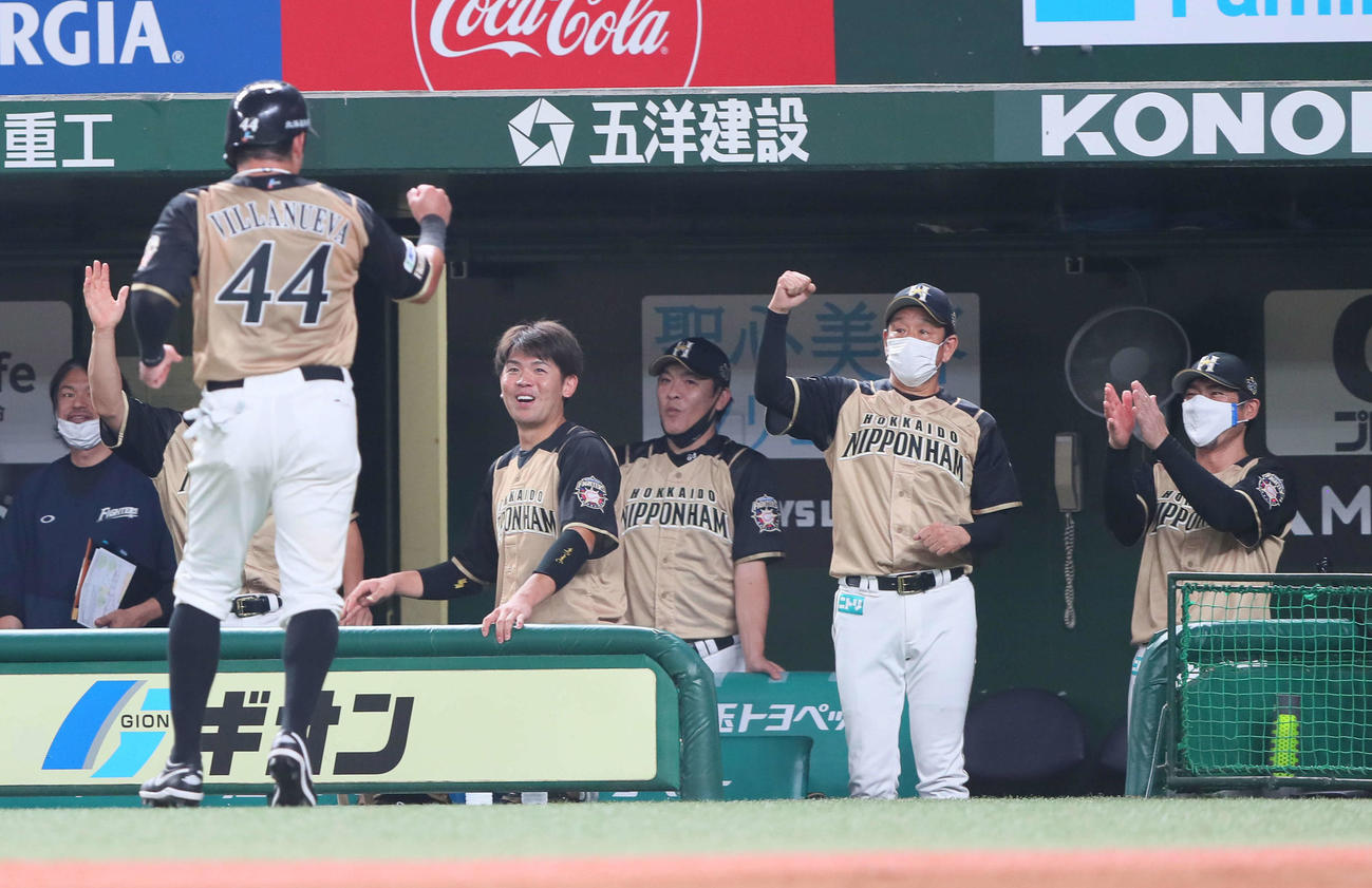 西武対日本ハム　2回表日本ハム1死三塁、中島のスクイズで生還したビヤヌエバ（左44）をガッツポーズで迎える栗山監督（右から2人目）（撮影・足立雅史）