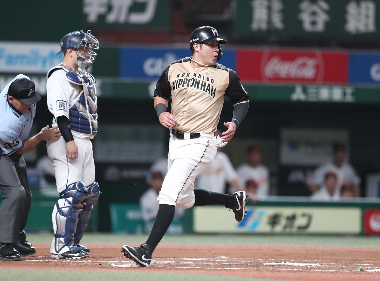 西武対日本ハム　2回表日本ハム1死三塁、中島のスクイズで生還するビヤヌエバ（撮影・黒川智章）