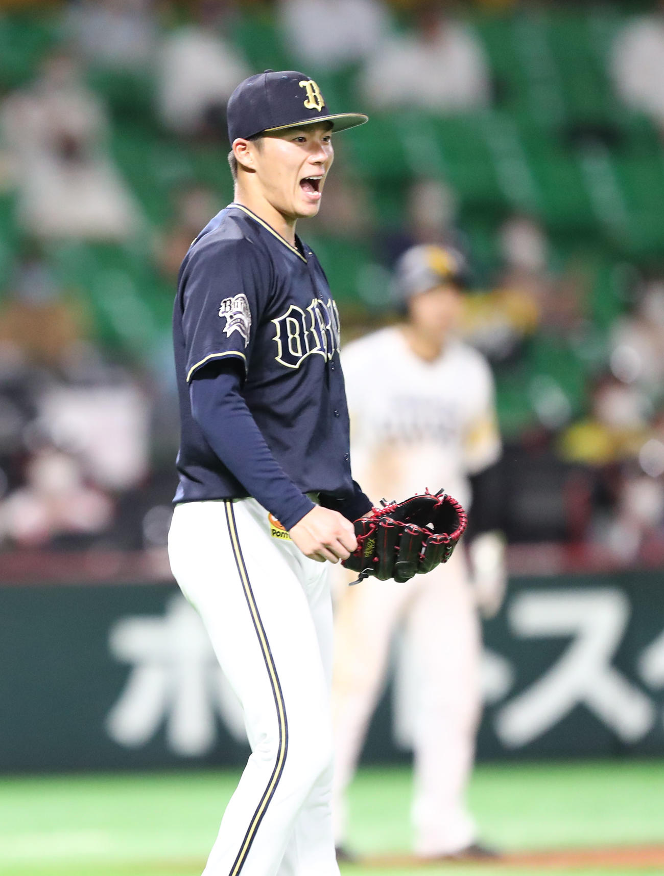 4回裏1死満塁、甲斐拓也を遊併殺打に打ちとった山本由伸（撮影・梅根麻紀）