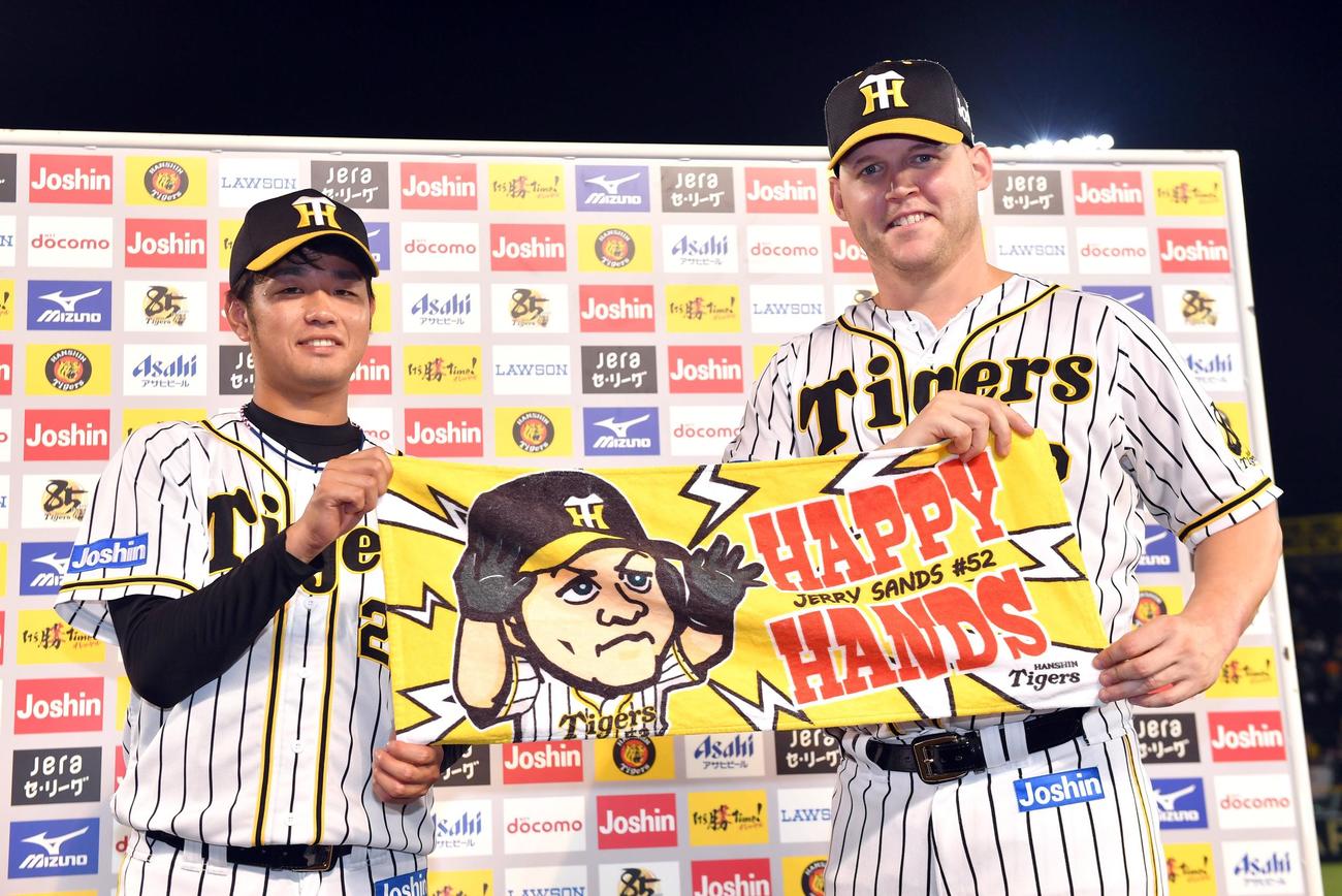 阪神対中日　ヒーローインタビューを終え、ハッピーハンズタオルを手に笑顔を見せる高橋（左）とサンズ