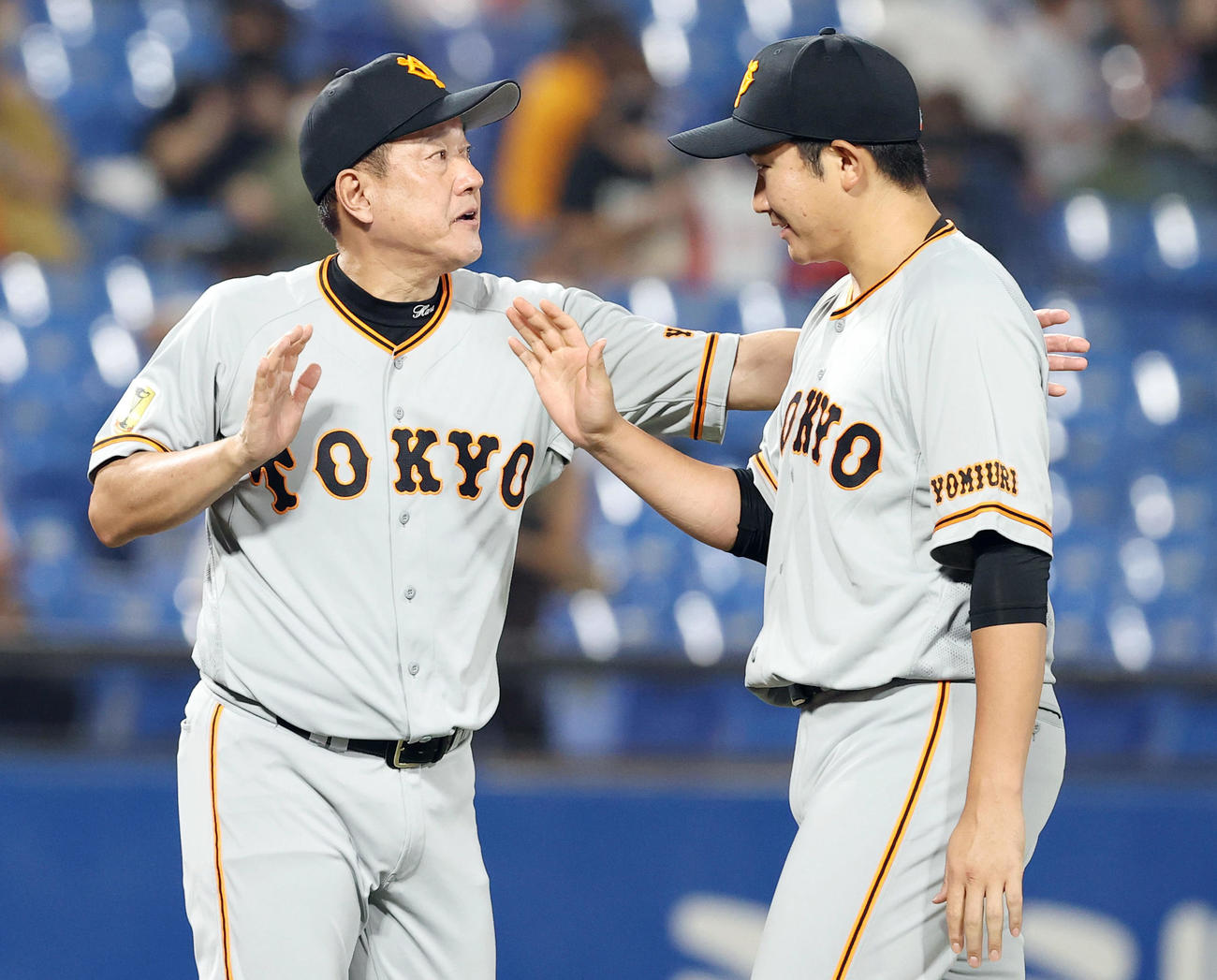 ヤクルト対巨人　ヤクルトに勝利し巨人菅野（右）をねぎらう原監督（撮影・垰建太）