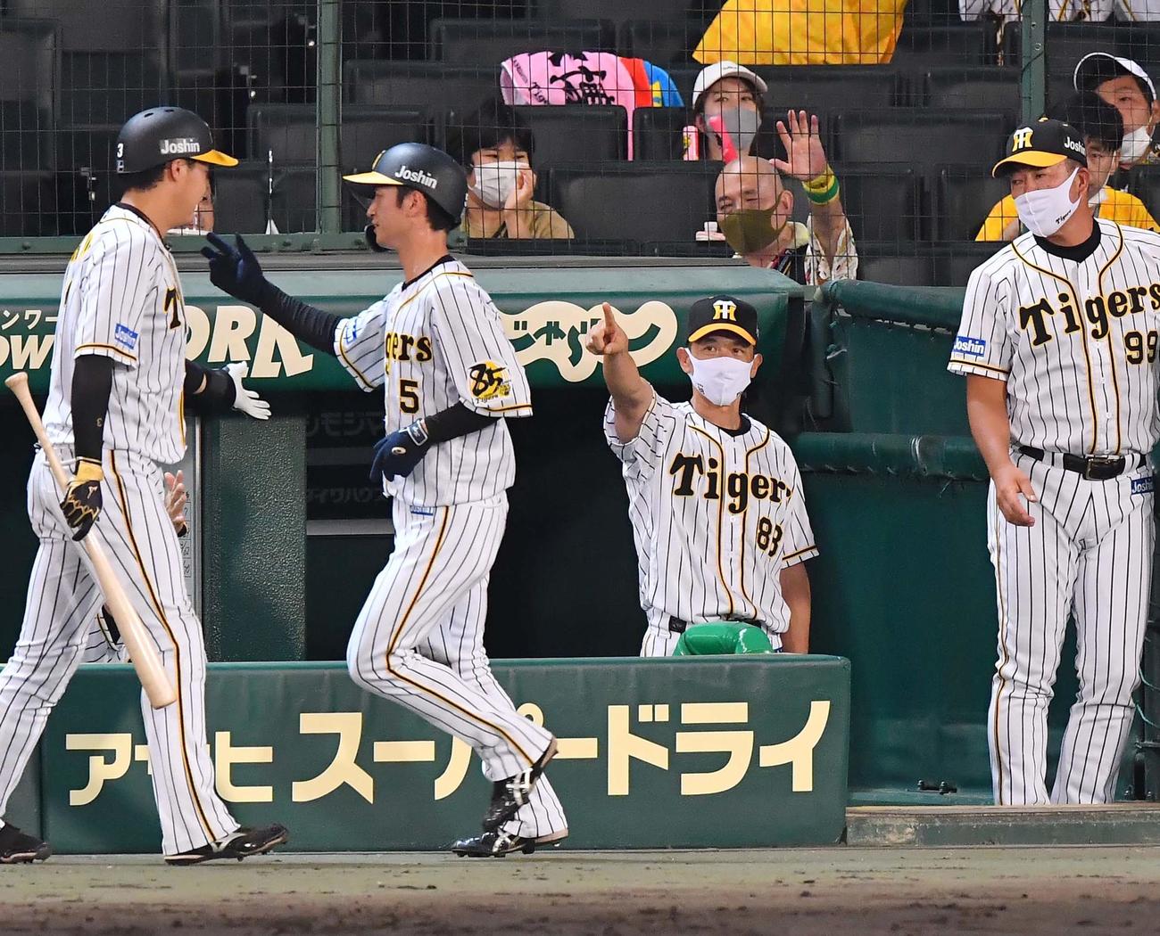 阪神対中日　5回裏阪神2死三塁、中前に適時打を放った陽川尚将を指さし祝福する矢野燿大監督（撮影・上田博志）