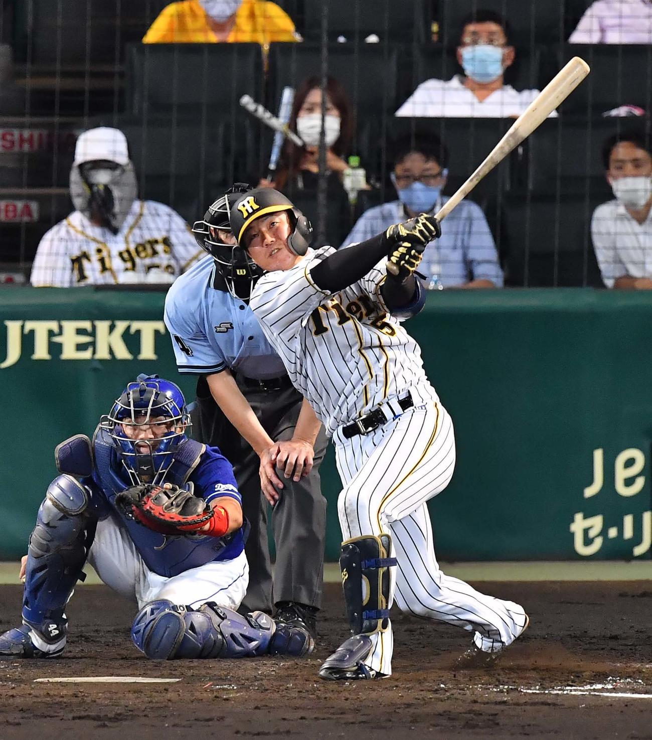 阪神対中日　5回裏阪神2死三塁、中前適時打を放つ陽川（撮影・上田博志）
