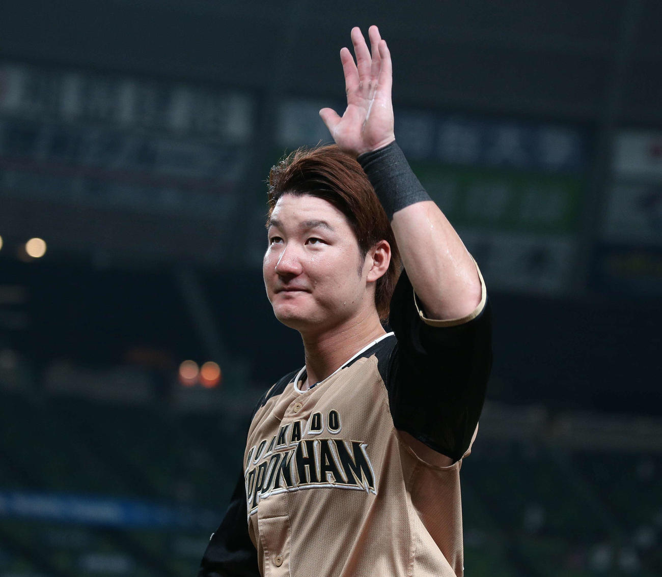 西武対日本ハム　試合後、スタンドに手を振る渡辺（撮影・黒川智章）