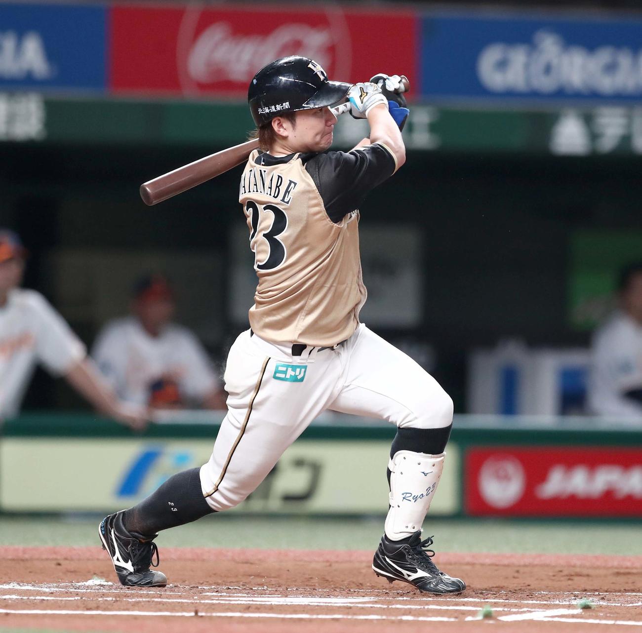 西武対日本ハム　1回表日本ハム2死一、三塁、中前適時打を放つ渡辺（撮影・黒川智章）