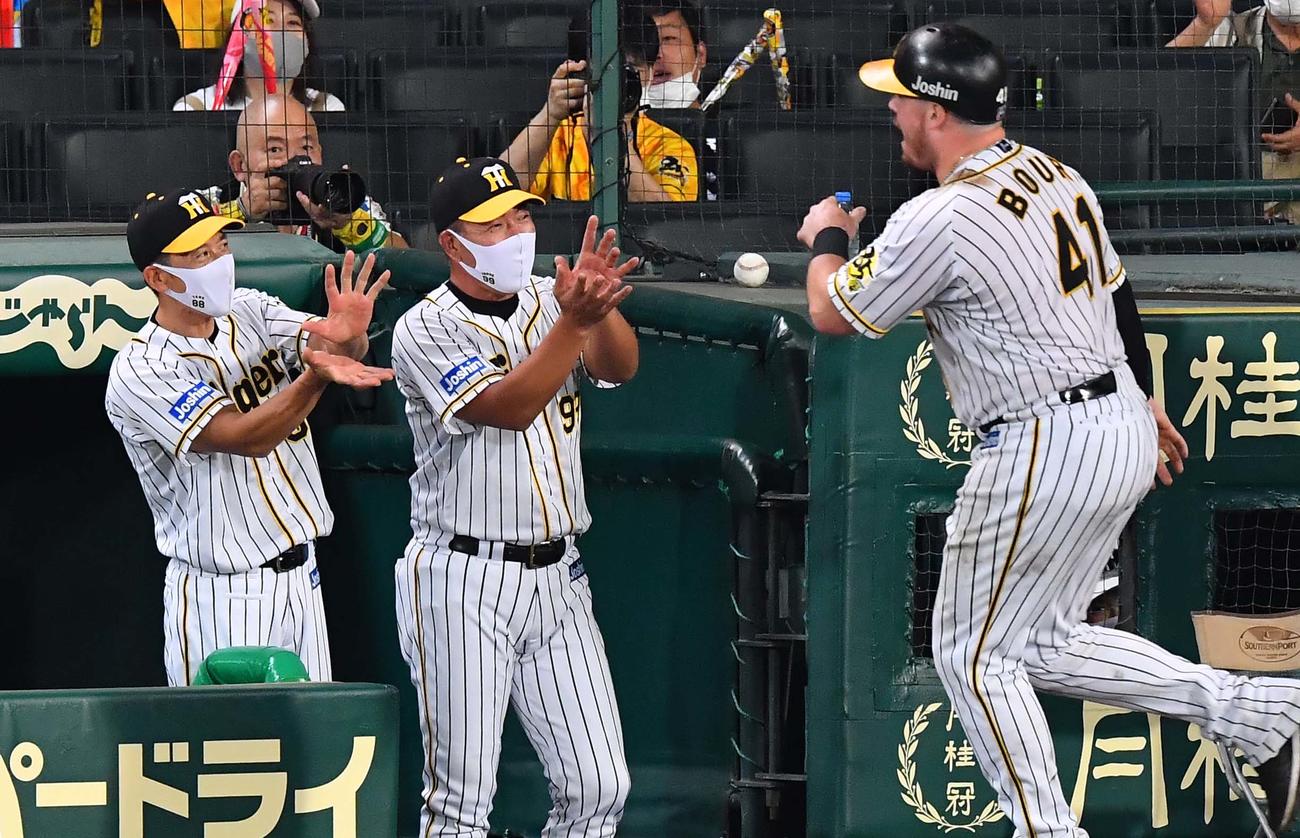 阪神対中日　6回裏阪神1死一塁、右越えに2点本塁打を放ったボーアをファイヤボールポーズで出迎える矢野監督（左）と井上打撃コーチ（撮影・上田博志）