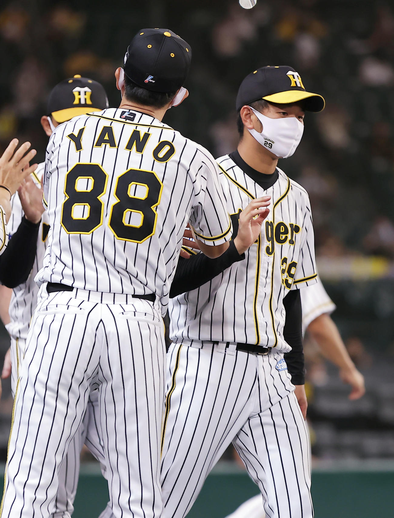 阪神対中日　中日に勝利し、タッチを交わす高橋（右）と矢野監督（撮影・前田充）