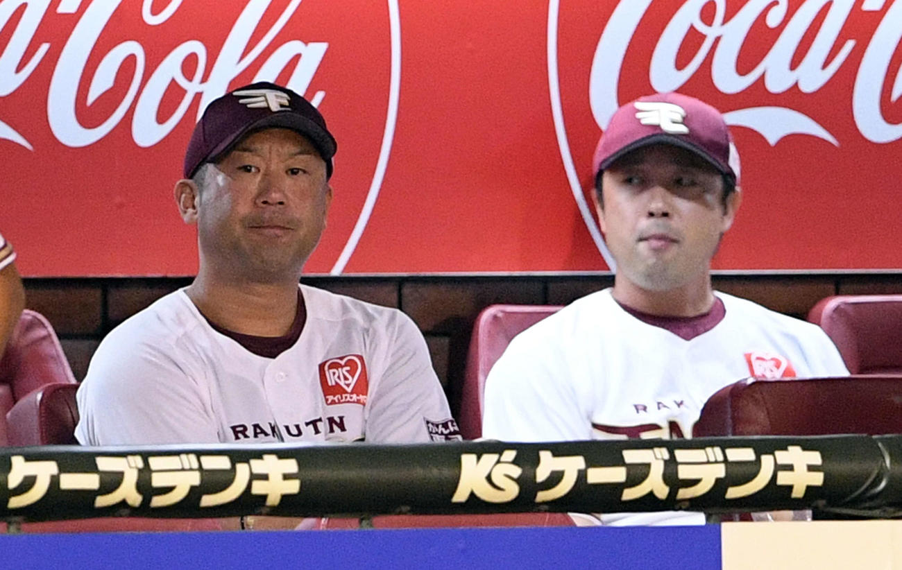 楽天対ロッテ　7回、逆転され厳しい表情の楽天三木監督（左）（撮影・滝沢徹郎）