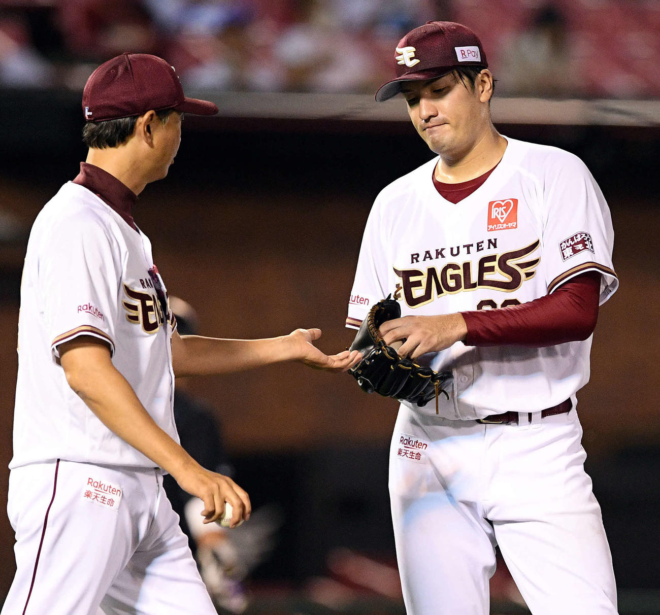 楽天対ロッテ　2回表、楽天伊藤投手チーフコーチ（左）に交代を告げられる弓削（撮影・滝沢徹郎）