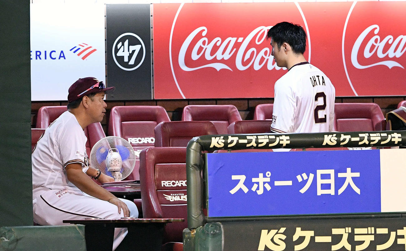 楽天対ロッテ　試合後、楽天太田（右）に話す野村1軍作戦コーチ（撮影・滝沢徹郎）