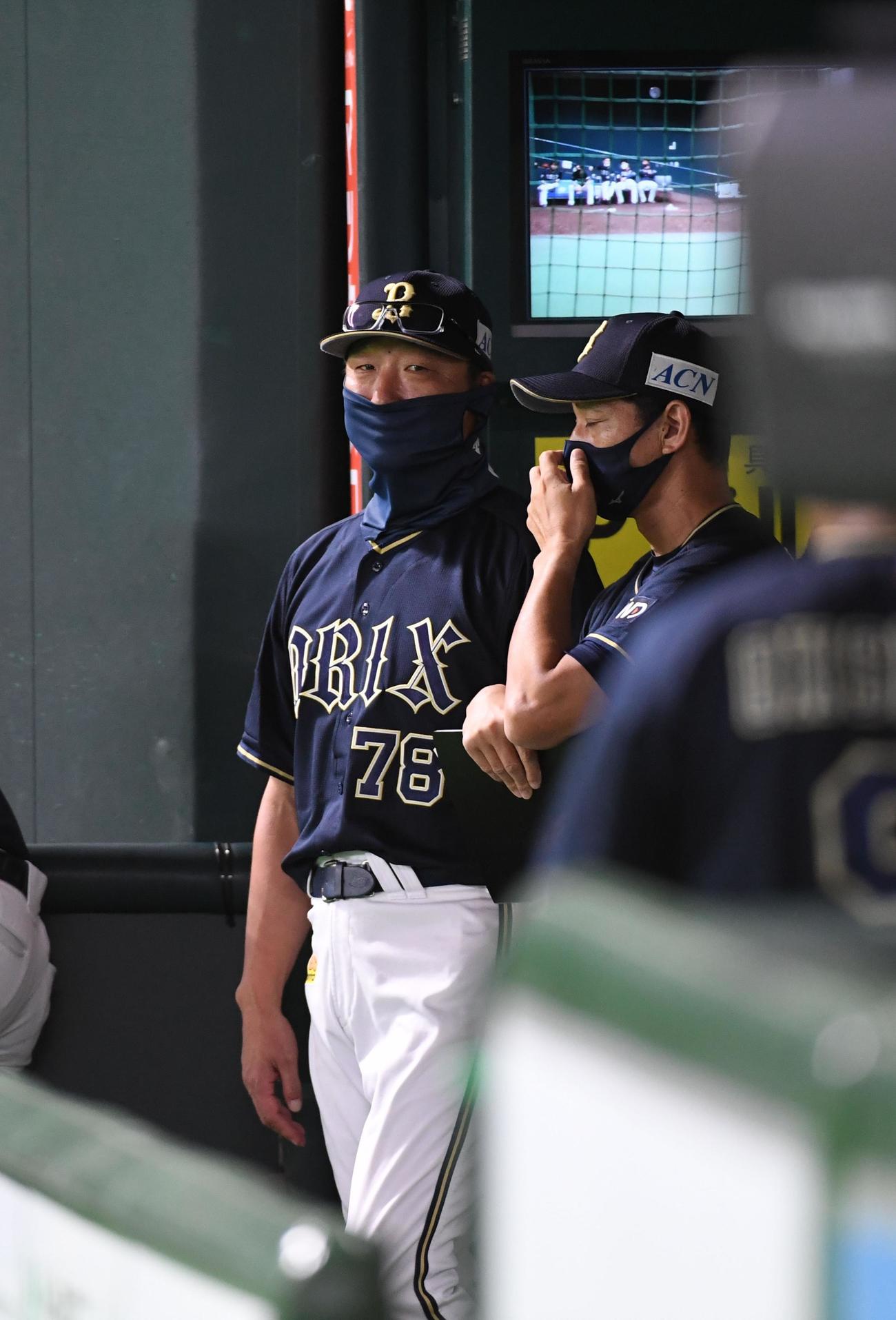 ソフトバンク対オリックス　ソフトバンクに完封負けを喫した中嶋監督代行（左）（撮影・今浪浩三）