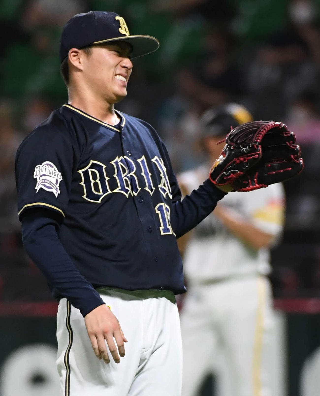ソフトバンク対オリックス　4回裏、連続四球で顔をゆがめるオリックス山本（撮影・今浪浩三）