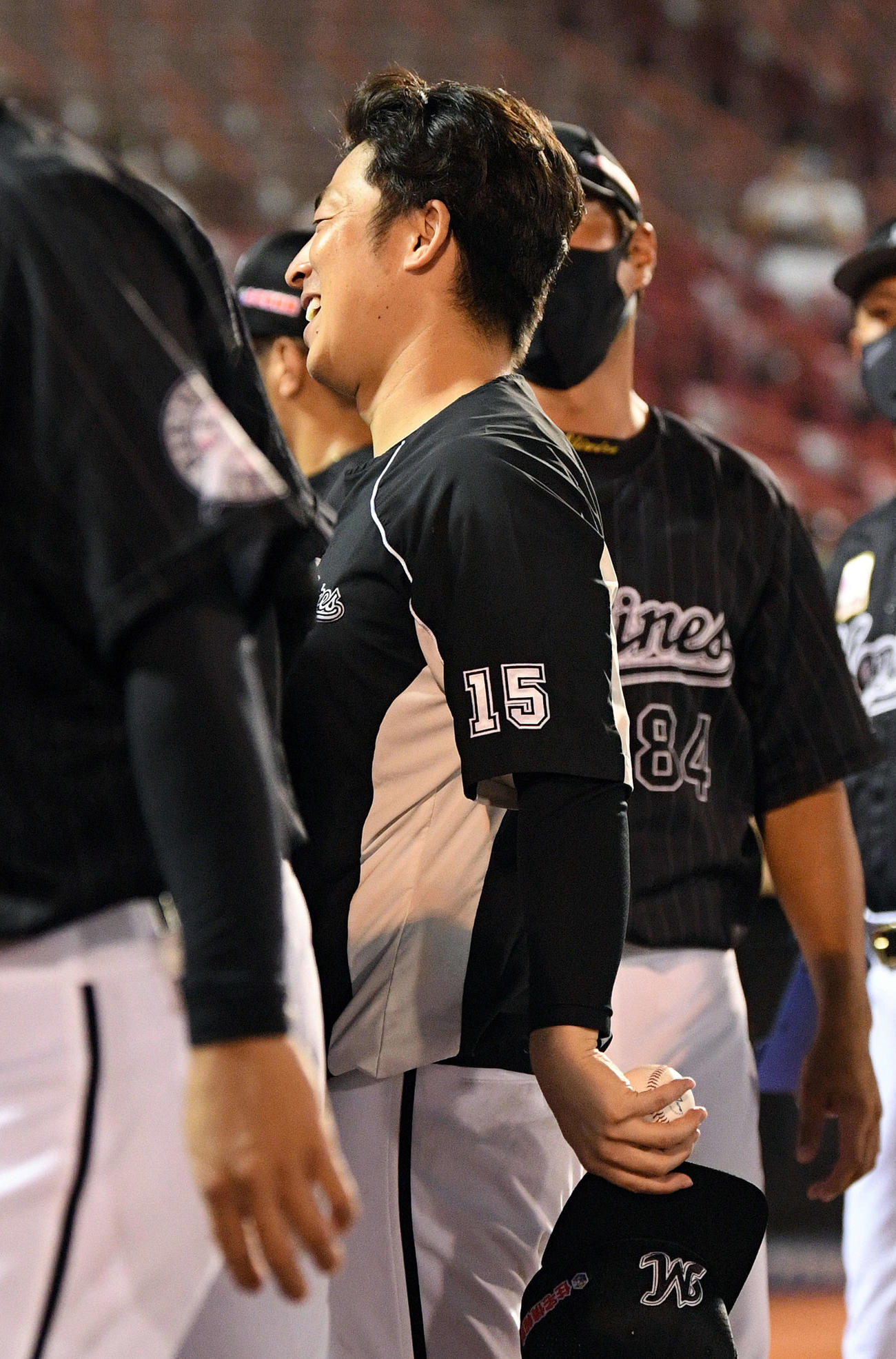 楽天対ロッテ　試合後、勝利球を手に笑顔のロッテ美馬（撮影・滝沢徹郎）