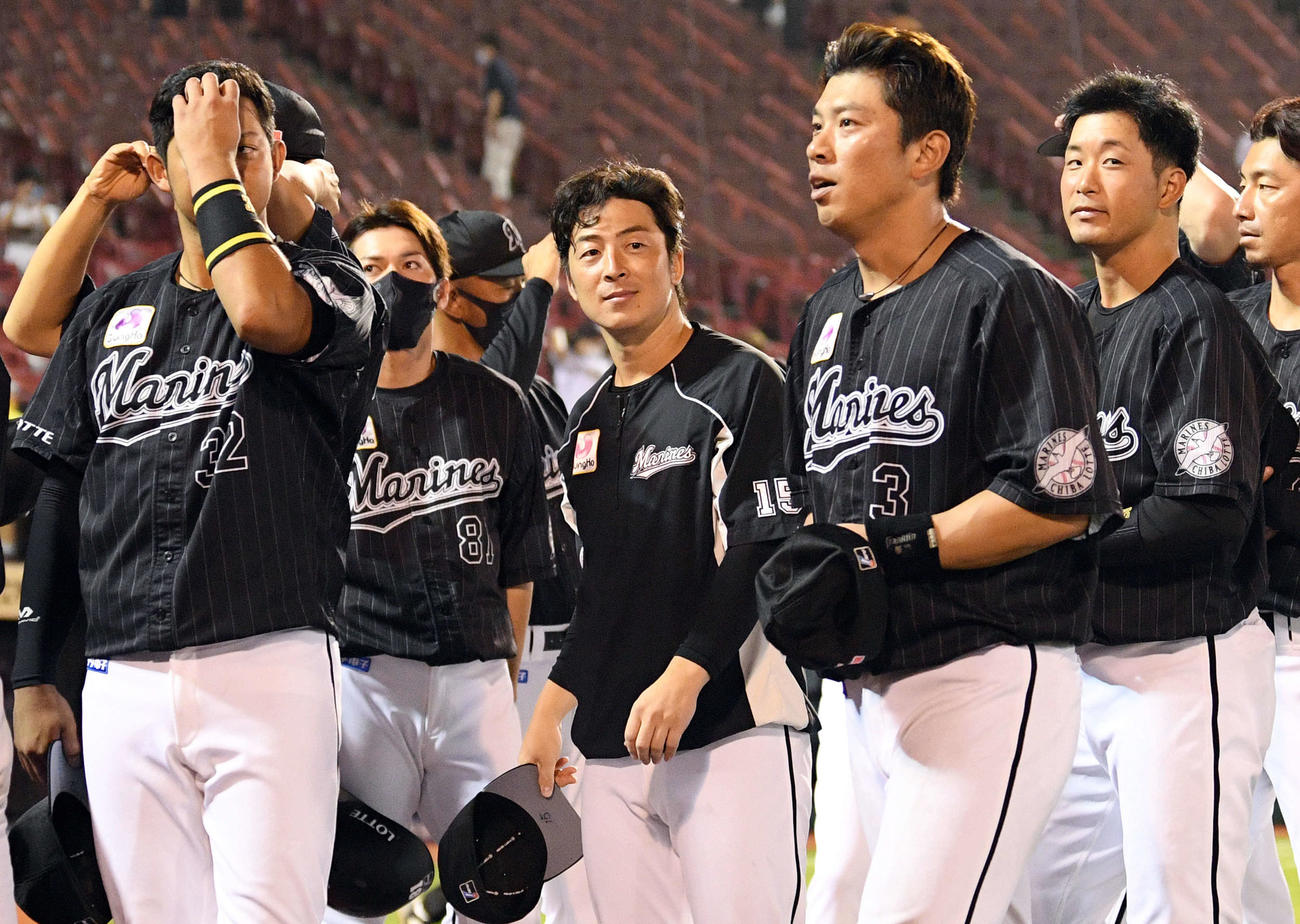 楽天対ロッテ　試合後、笑顔のロッテ美馬（中央）（撮影・滝沢徹郎）