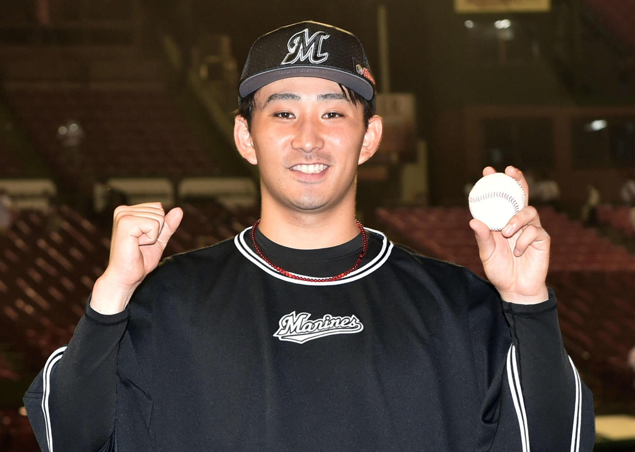楽天対ロッテ　ヒーローインタビューを終え勝利球を手にポーズを決めるロッテ小島（撮影・滝沢徹郎）