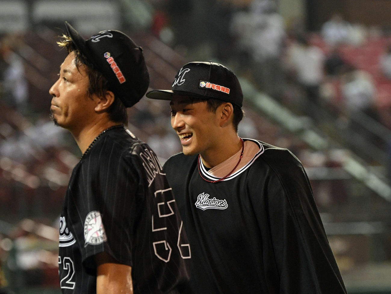 楽天対ロッテ　試合後、笑顔を見せる勝利投手のロッテ小島（奥）。手前は益田（撮影・滝沢徹郎）