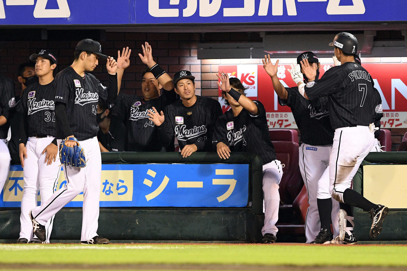 楽天対ロッテ　2回表ロッテ2死、右越えソロ本塁打を放った福田秀（手前右）を出迎えるナイン。左手前は小島（撮影・滝沢徹郎）