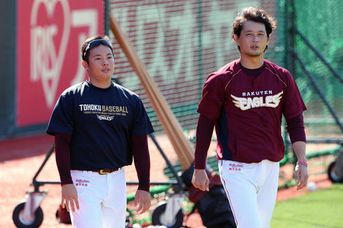 楽天対ロッテ　試合前練習で楽天松井（左）と話す涌井（撮影・滝沢徹郎）