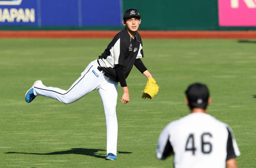 楽天対ロッテ　試合前練習でキャッチボールするロッテ佐々木朗（奥）（撮影・滝沢徹郎）