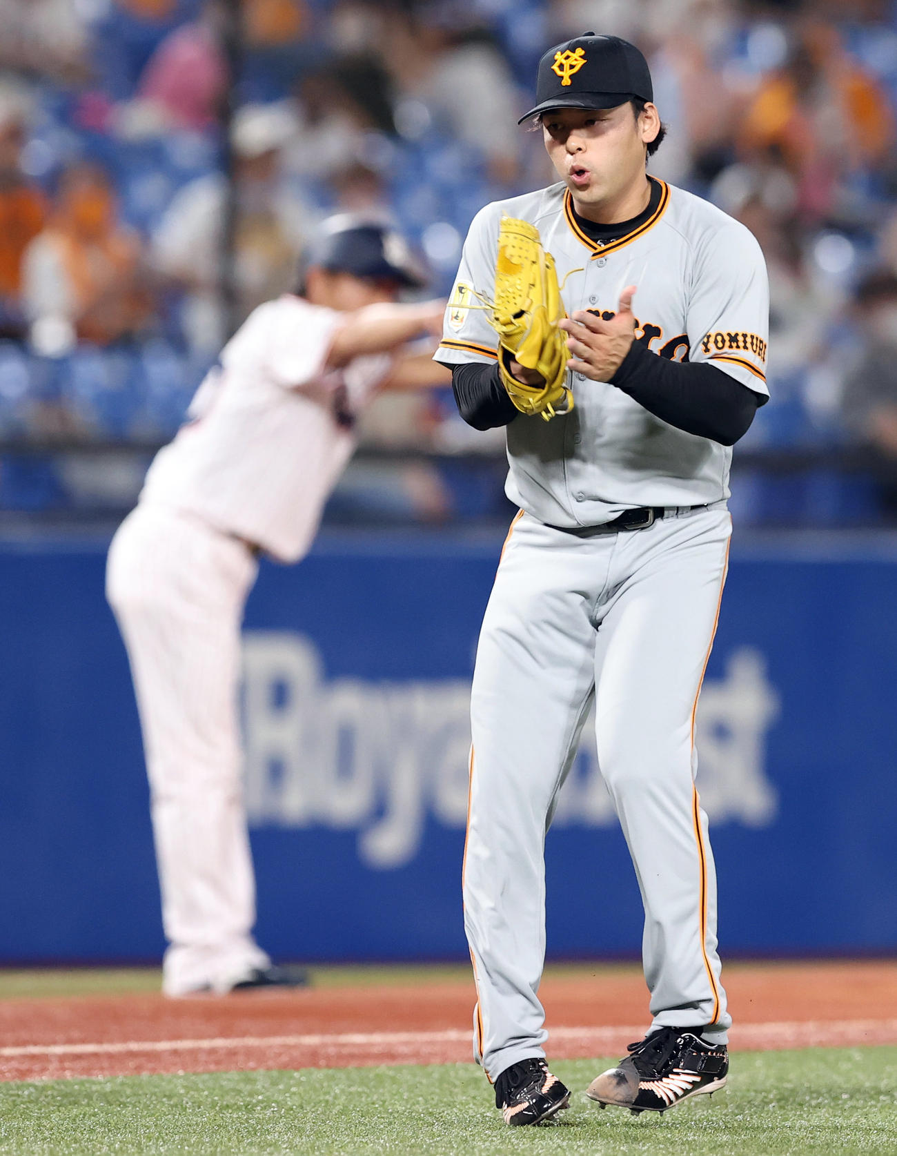 ヤクルト対巨人　5回裏ヤクルト2死一、二塁、エスコバーを三ゴロに仕留めグラブをたたく高梨（撮影・垰建太）
