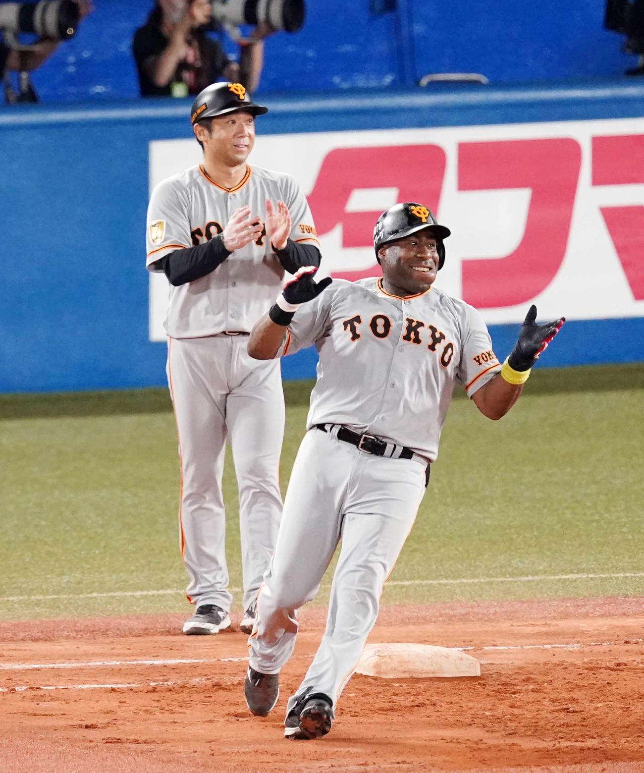 ヤクルト対巨人　6回表巨人2死一、二塁、左前適時打を放ったウィーラー（撮影・江口和貴）