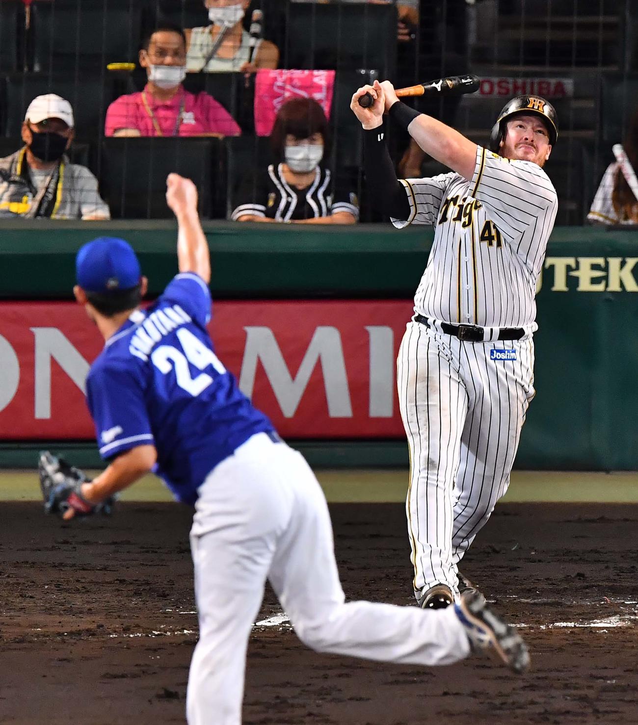 阪神対中日　6回裏阪神2死一塁、左中間へ2点本塁打を放つボーア（撮影・上田博志）