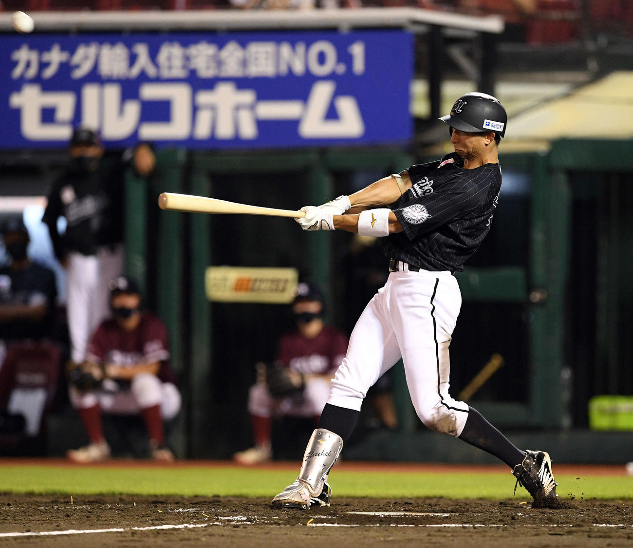 楽天対ロッテ　2回表ロッテ2死、福田秀は右越えソロ本塁打を放つ（撮影・滝沢徹郎）