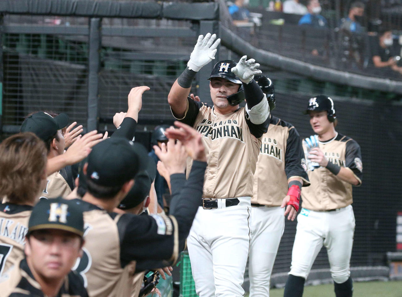 西武対日本ハム　2回表、3点本塁打を放ち出迎えられるビヤヌエバ（撮影・黒川智章）