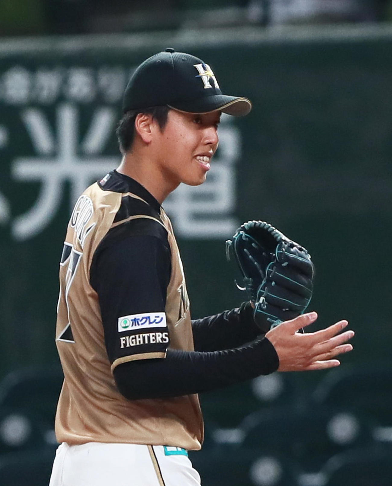 西武対日本ハム　5回を無失点で抑え笑顔を見せる日本ハム杉浦（撮影・足立雅史）