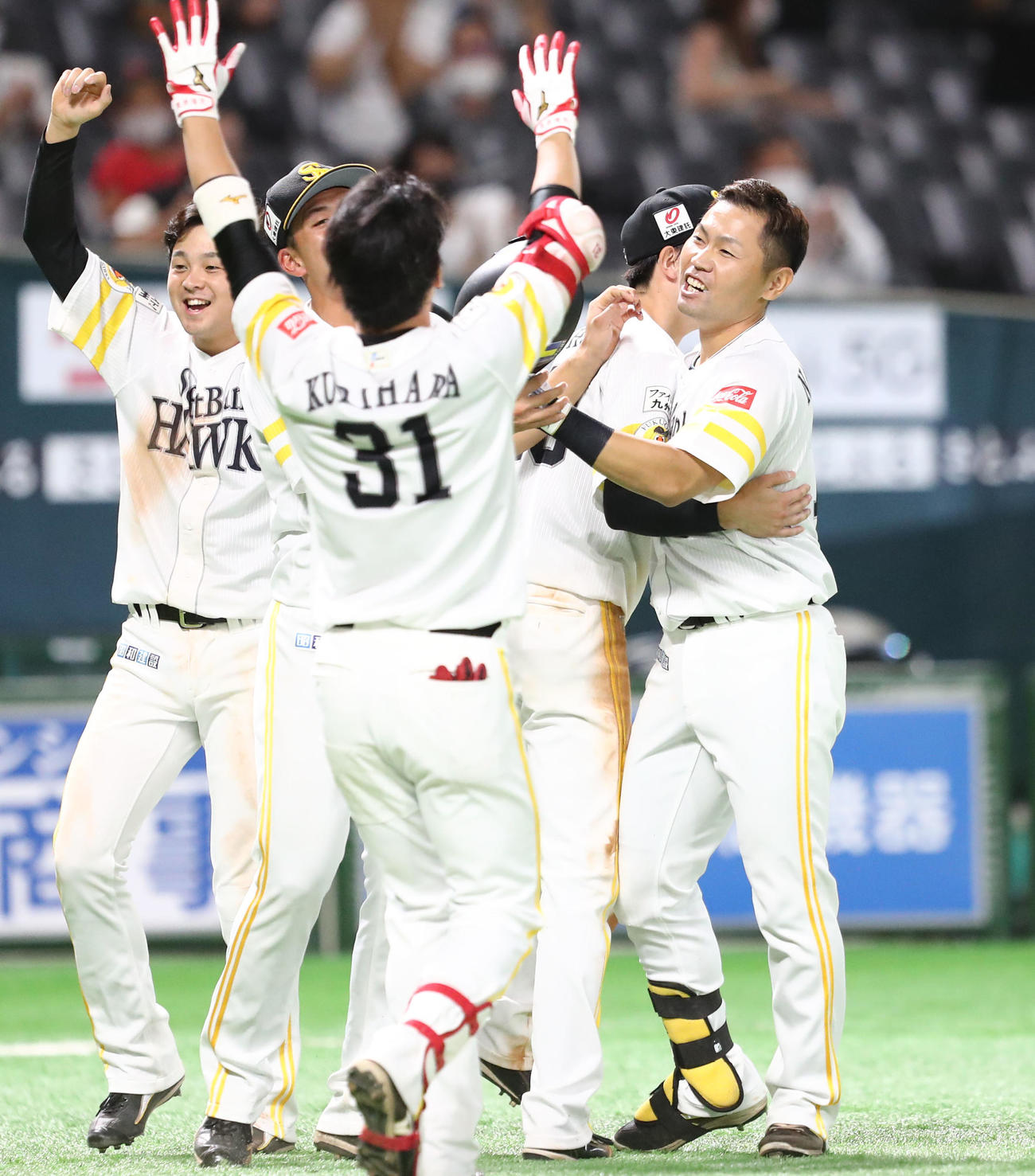 ソフトバンク対オリックス　9回裏ソフトバンク1死一塁、中村晃はサヨナラとなる右越え適時三塁打を放ちナインと喜び合う（撮影・梅根麻紀）