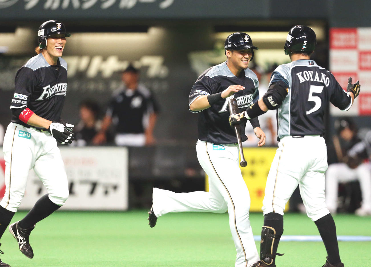 12年8月17日ロッテ戦　悪送球の間に生還した日本ハム中田（中央）と糸井（左）