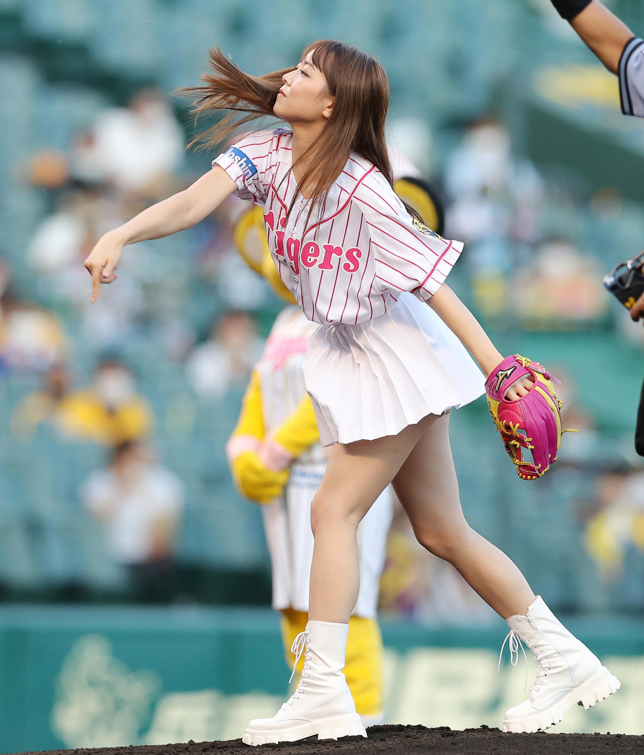 阪神対中日　始球式を行うNMB48の白間美瑠（撮影・前田充）