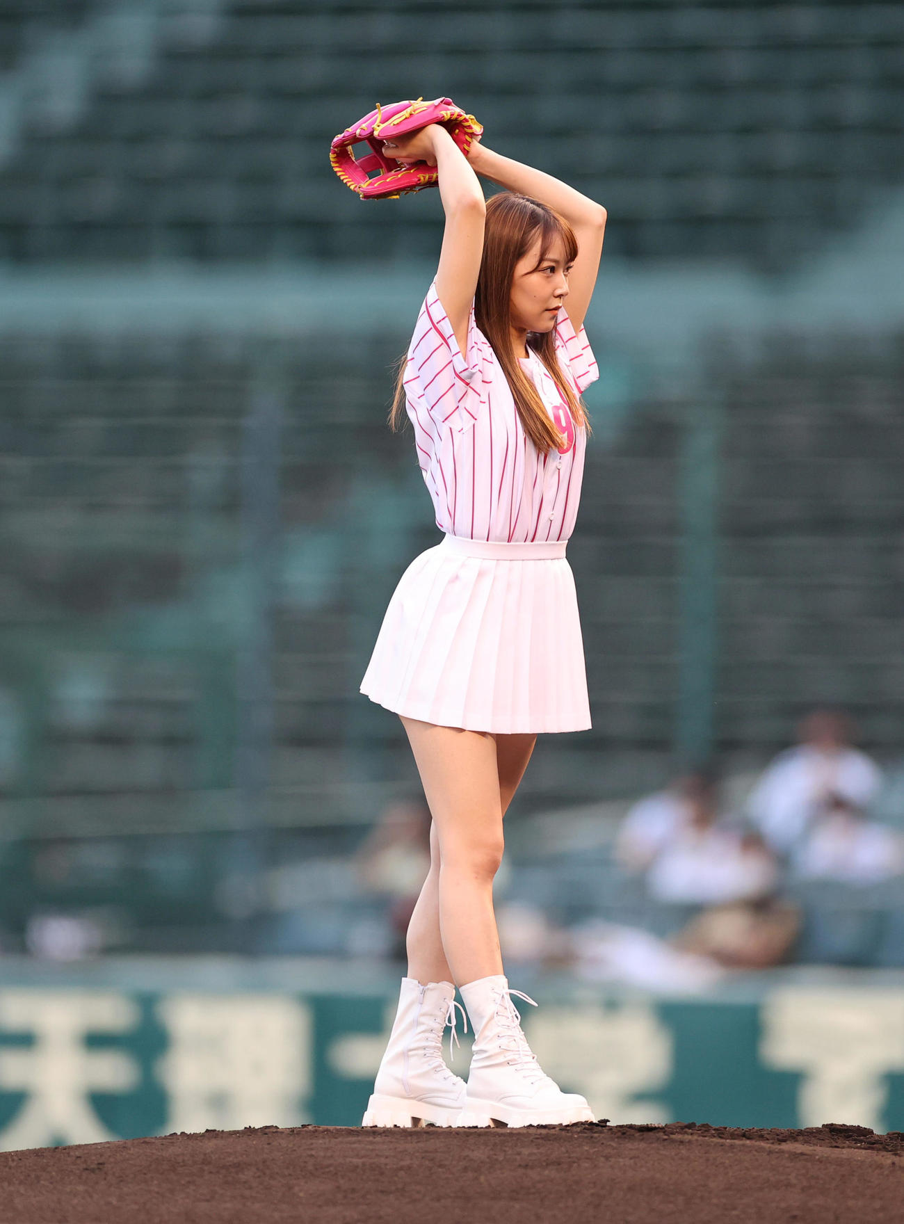 阪神対中日　始球式を行うNMB48の白間美瑠（撮影・清水貴仁）