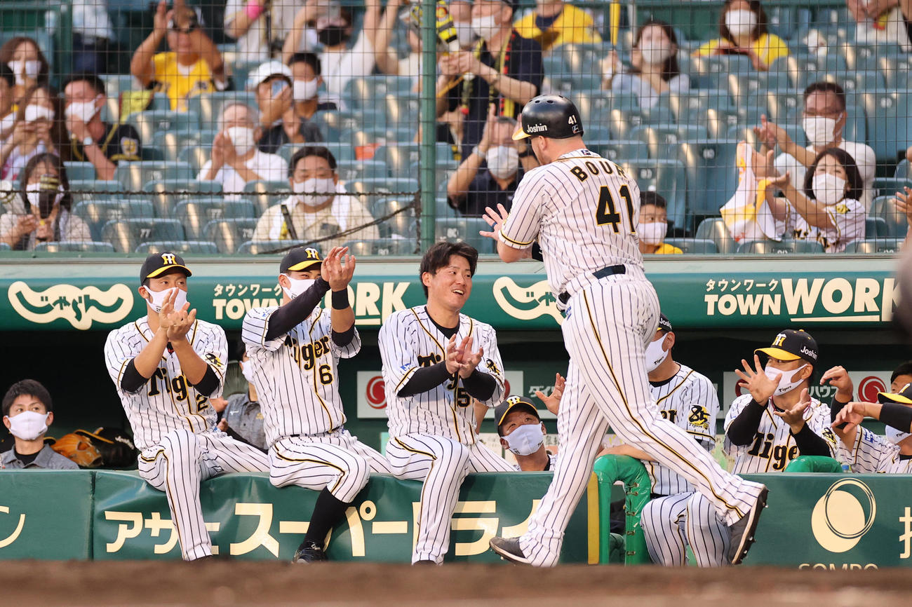 阪神対中日　2回裏阪神2死、右越えの先制本塁打を放とファイアボールポーズで生還するジャスティン・ボーア（撮影・清水貴仁）