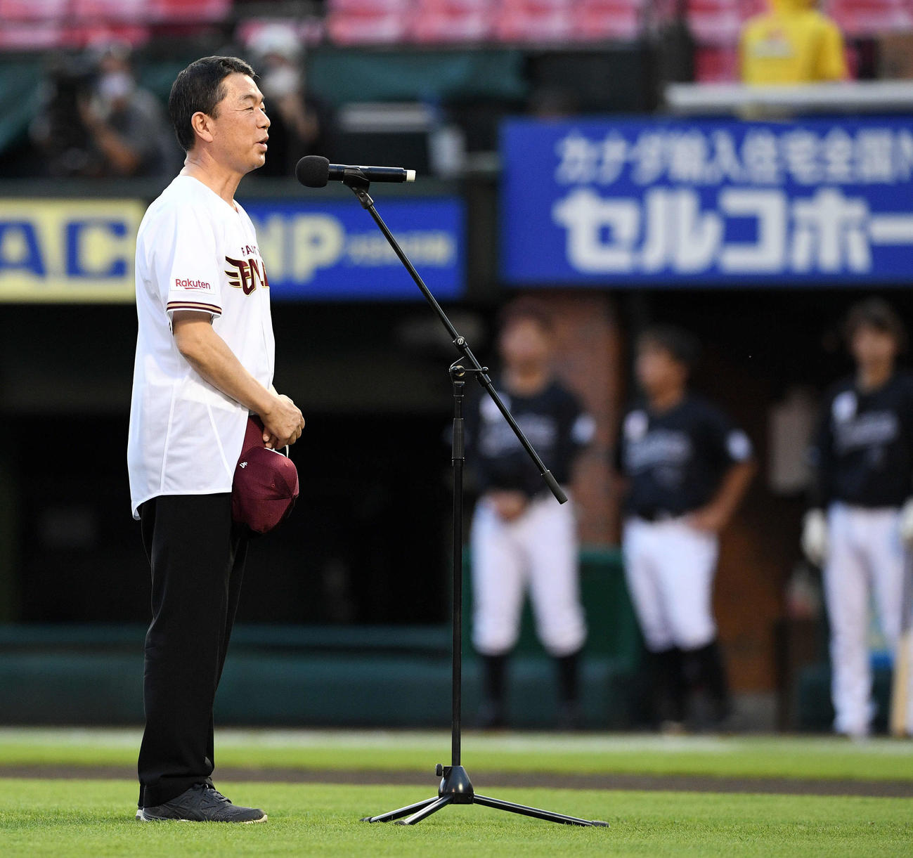 楽天対ロッテ　試合前にあいさつする村井嘉浩宮城県知事（撮影・滝沢徹郎）