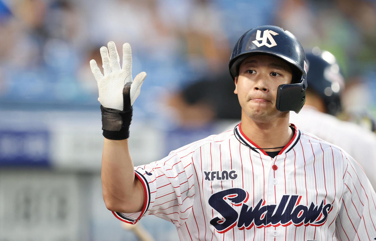 ヤクルト対巨人　1回裏ヤクルト1死、中越えソロ本塁打を放ちナインの出迎えを受ける山田哲（撮影・垰建太）