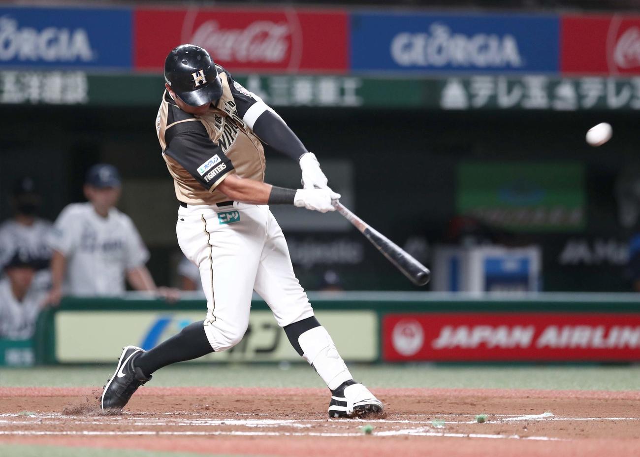 西武対日本ハム　2回表日本ハム1死一、二塁、左越え3点本塁打を放つビヤヌエバ（撮影・黒川智章）