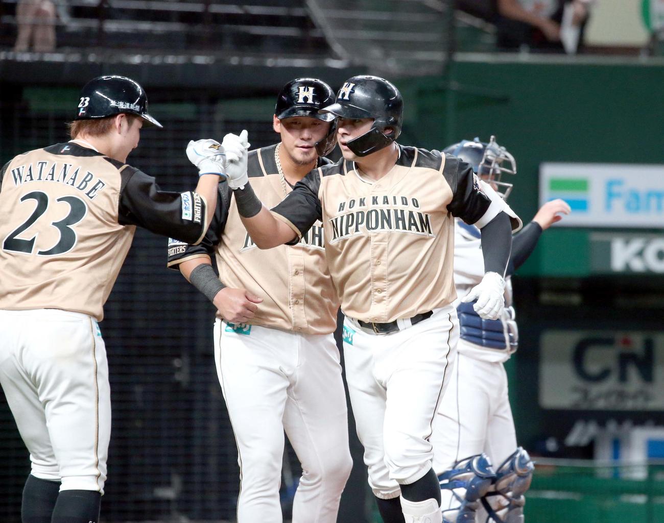 西武対日本ハム　2回表、3点本塁打を放ち出迎えられるビヤヌエバ（撮影・黒川智章）