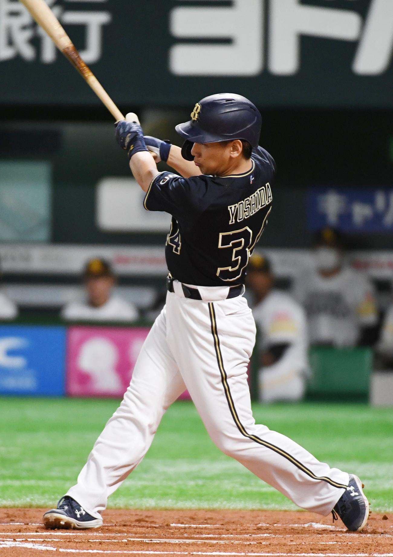 ソフトバンク対オリックス　1回表オリックス1死二塁、吉田正は右翼線に先制の適時打を放つ（撮影・今浪浩三）