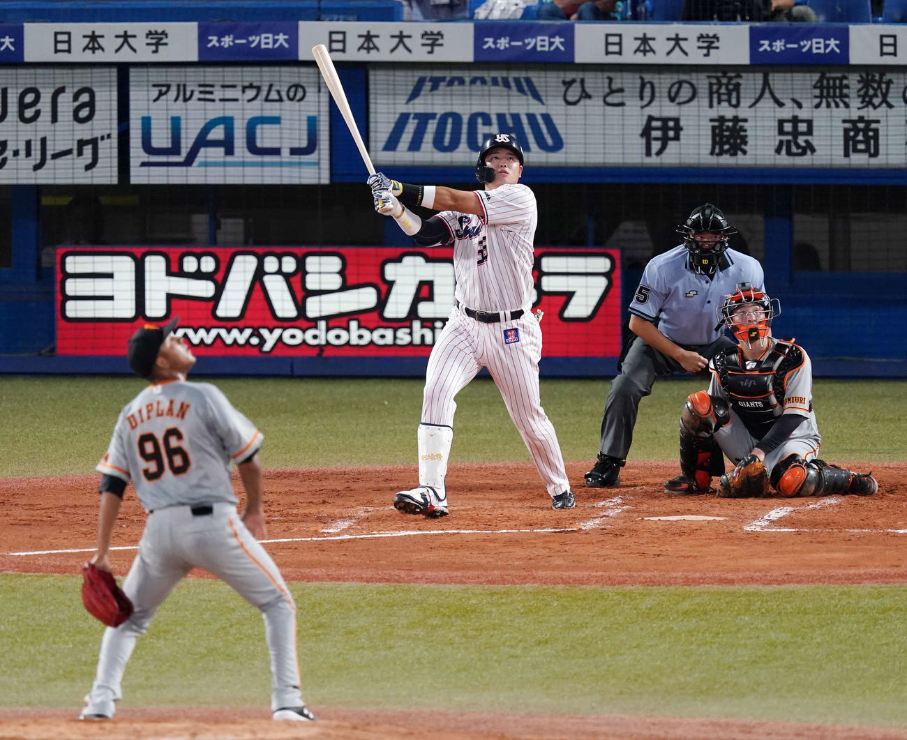 ヤクルト対巨人　1回裏ヤクルト1死二塁、左越えに逆転2点本塁打を放つ村上。投手ディプラン（撮影・江口和貴）