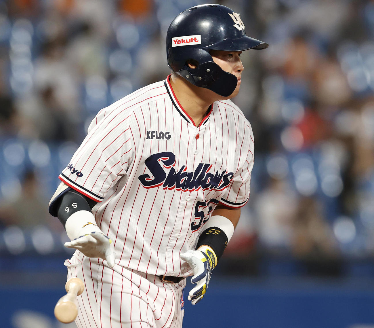 ヤクルト対巨人　1回裏ヤクルト1死一塁、勝ち越しの2点本塁打を放つ村上（撮影・垰建太）