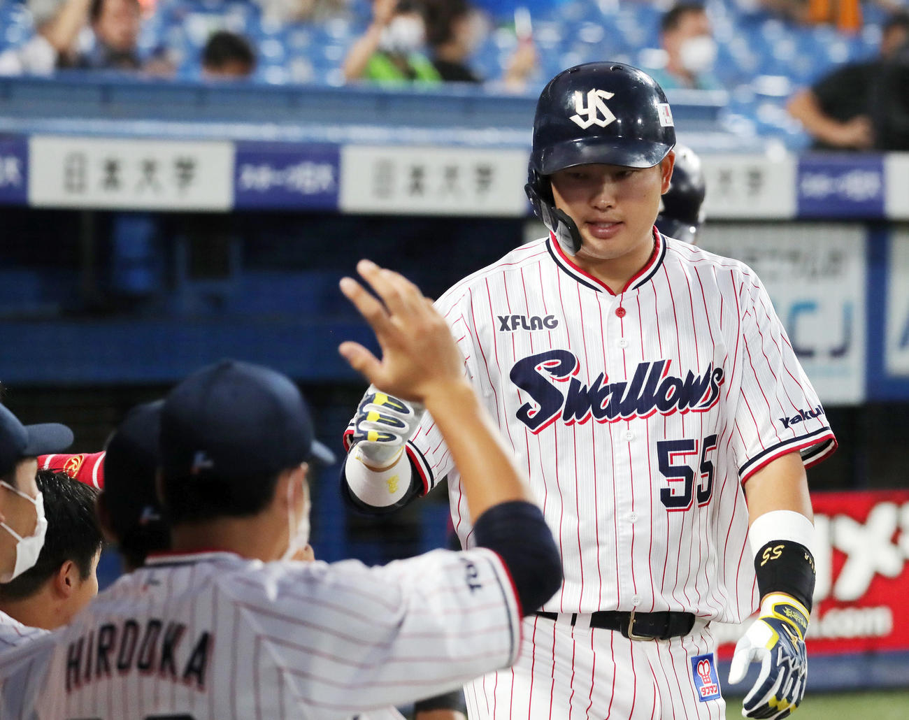 ヤクルト対巨人　1回裏ヤクルト1死一塁、勝ち越しの2点本塁打を放ちナインの出迎えを受ける村上（撮影・垰建太）