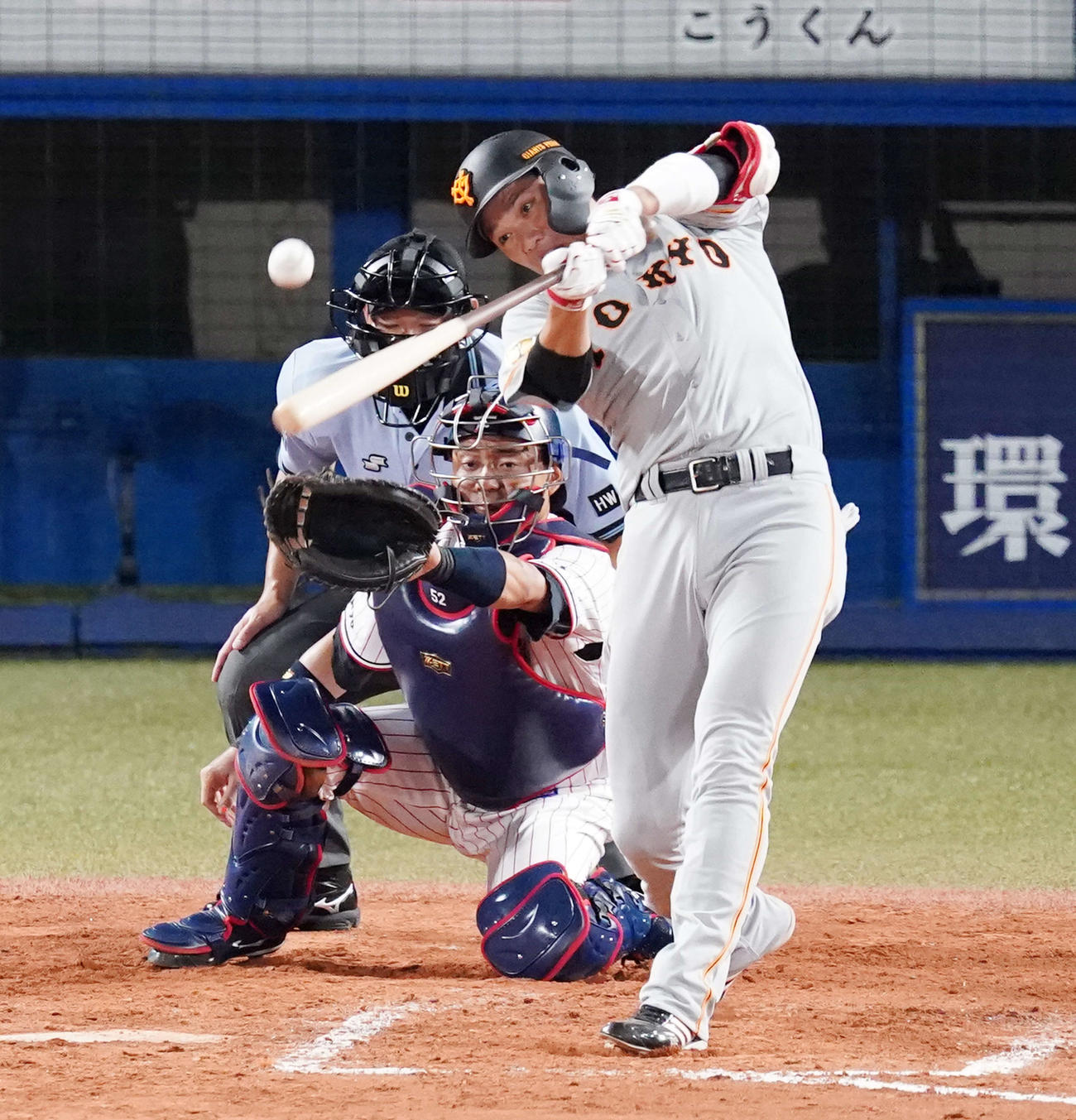 ヤクルト対巨人　2回表巨人2死一、三塁、逆転2点適時二塁打を放つ坂本（撮影・江口和貴）