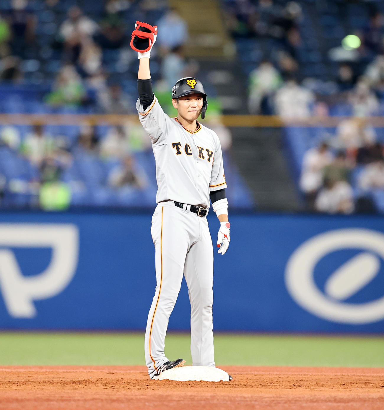 ヤクルト対巨人　2回表巨人2死一、三塁、坂本は中越え逆転適時二塁打を放ち、右手を上げる（撮影・浅見桂子）